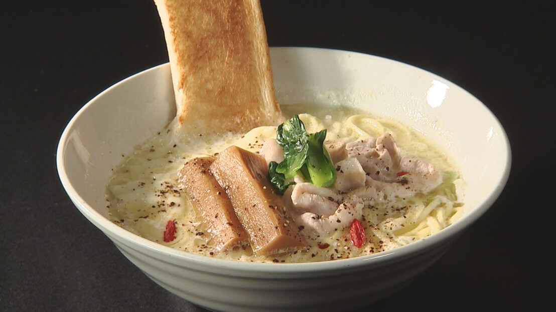 甘味、旨味、辛味、苦味、酸味がひとつの丼で味わえるレモンチーズ味のラーメン