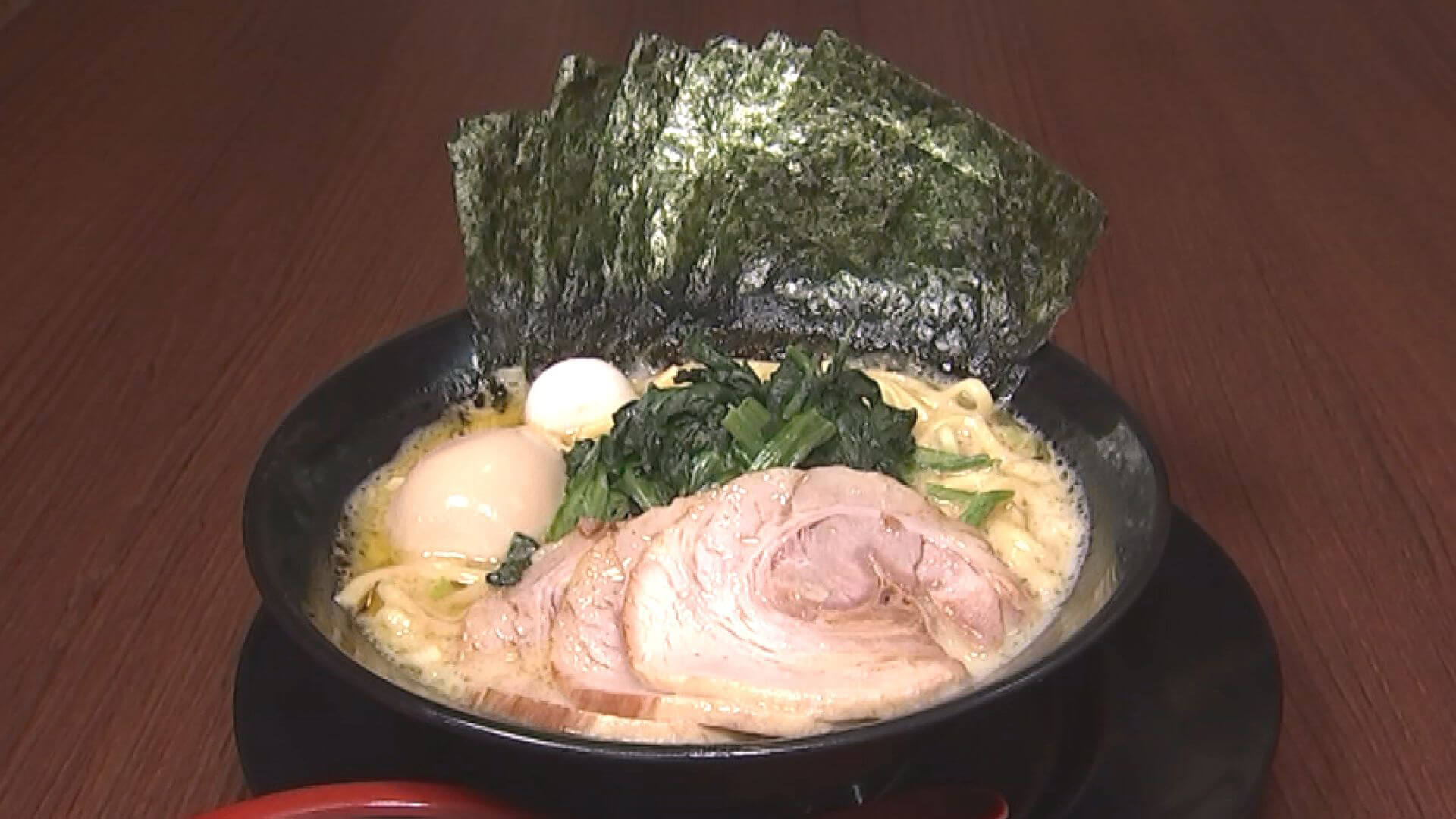 まろやかで濃厚なとんこつスープに太めのもちっり麺 味玉とうずらの卵入り　ラーメン界のガテン系by彦摩呂