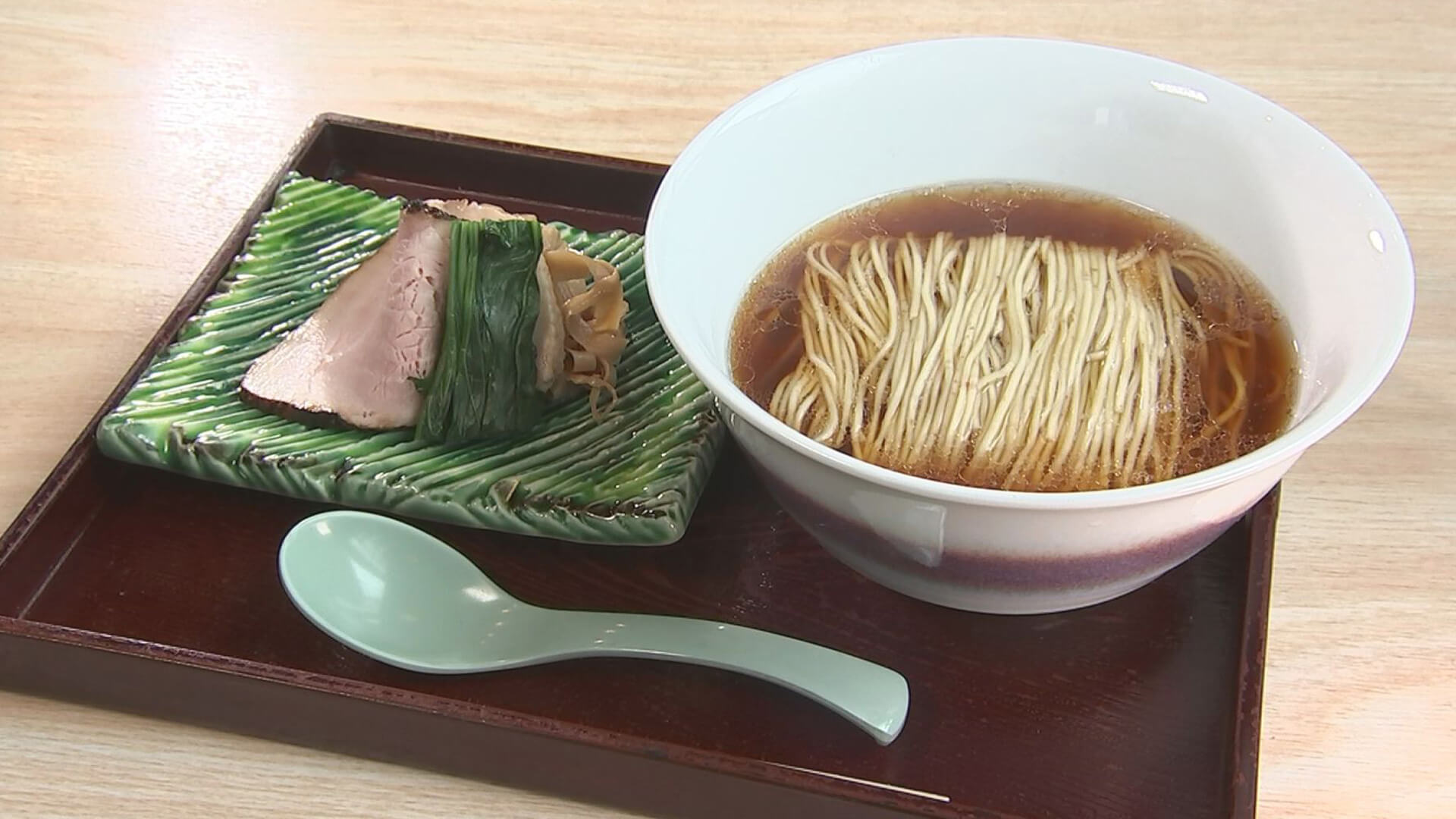 透き通った醤油系スープは香りよく、まろやかでコクもある。小麦のかおり、風味がすごくでている細麺にスープがめちゃめちゃ絡む。スープがシンプルなだけに麺のうまみが際立つ。別皿できたチャーシューをスープに入れあたためて食べる。
豚のうまみを際立たせるために和風だしをきかせた そんな味by彦摩呂