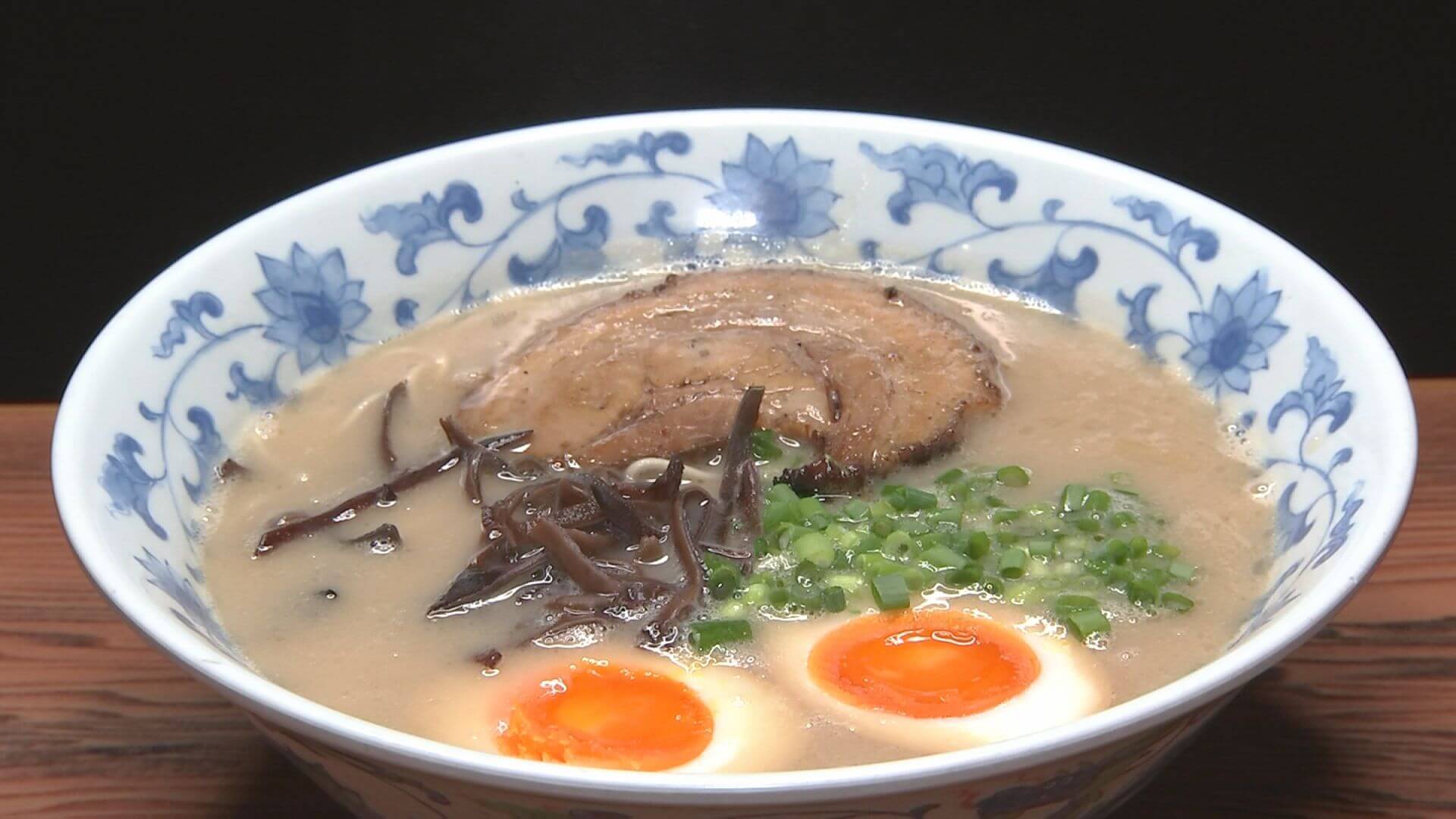博多直送 極細面を12時間煮込んだクリーミーな豚骨スープに投入!!本格豚骨ラーメンに思わず うまかぁ~ もちろん替え玉を注文 なんぼでもいける「麺の駅伝」や!by彦摩呂