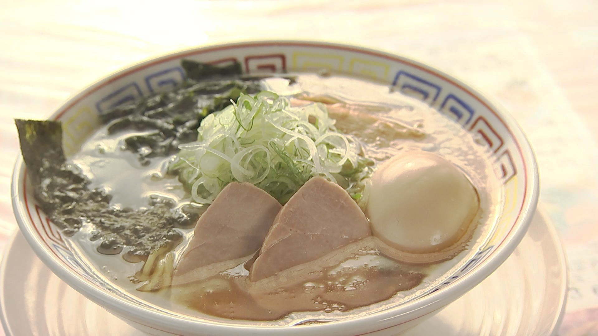 澄み切ったスープに細麺の味玉中華そばは、トッピングにとろとろ半熟の味玉、甘みが増すように処理した刻みネギ、三元豚のもも肉を塩麹としょう油に2日間漬け込んでからつくった絶品チャーシューがのる