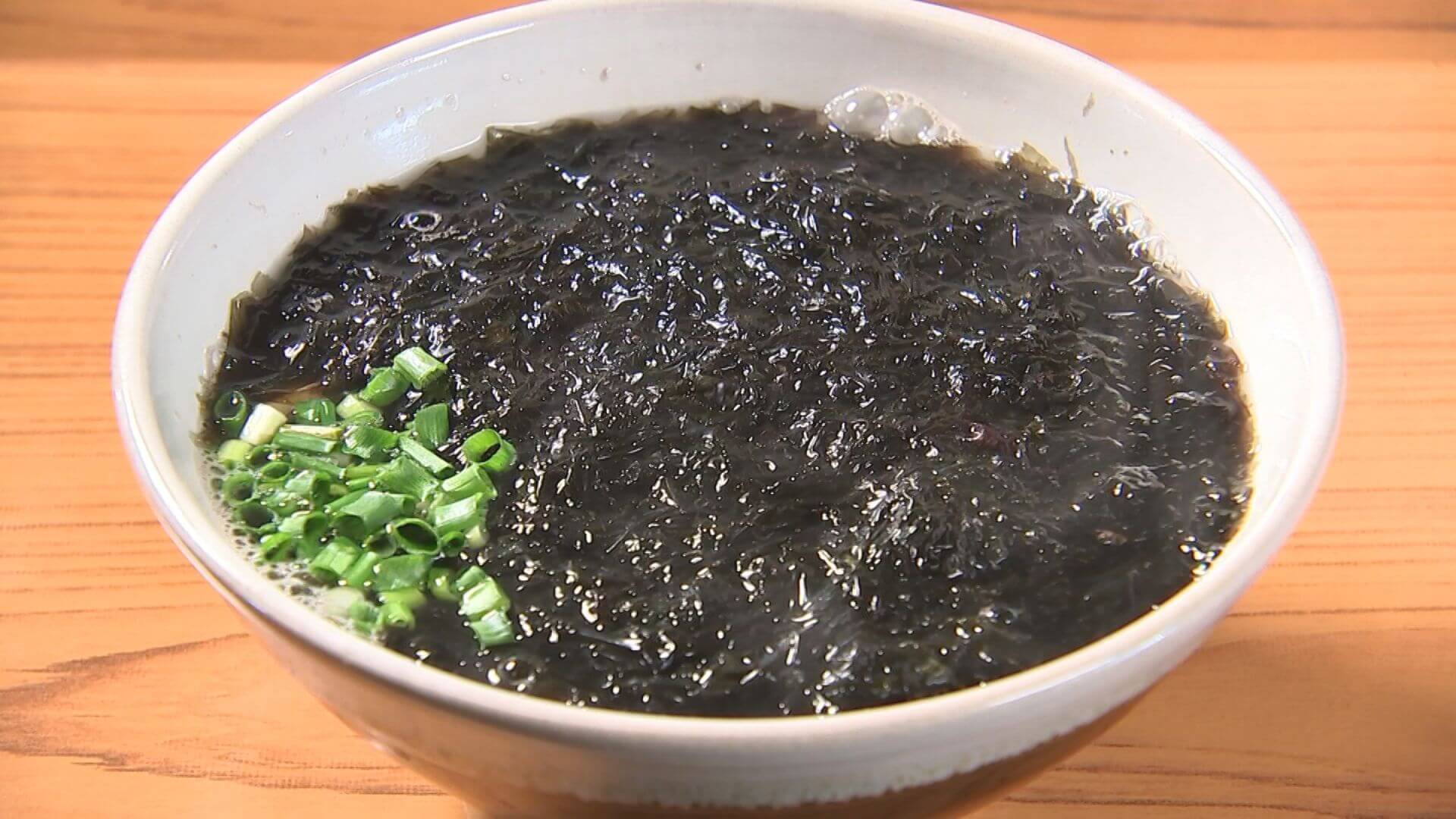 はっしーリポート うどんは自家製麺 12月~4月限定 真っ黒な生のりうどんにびっくり うどんの太さがちょうどいいとガッツポーズ