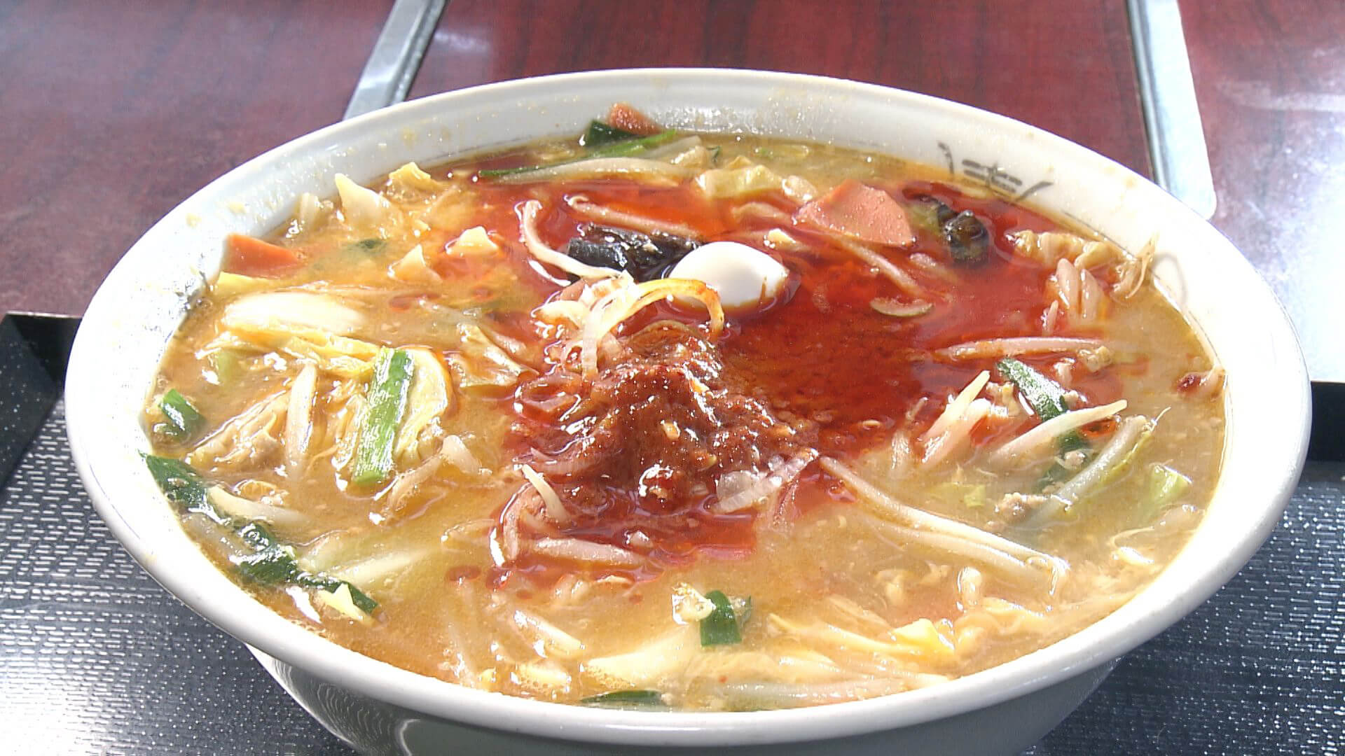 キクラゲ、人参、キャベツ、ニラ、モヤシと野菜もたっぷり ラーメンのガーデニングやと彦摩呂さん 味噌とラー油の塩梅がバツグン