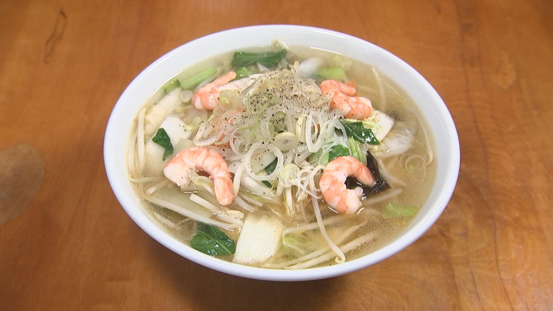 炒めたたっぷり野菜に鶏ガラを使った塩ベースのスープに大きな海老がのって完成!彦摩呂さん 美術館に来たみたい 美しい~