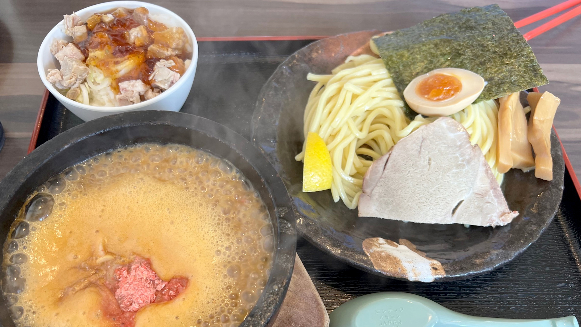 石鍋でぐつぐつ煮込んだ えんオリジナル熱々の海老スープ、大量の海老を野菜、煮干し、鶏ガラなどと長時間煮込み、2度濾し豚骨スープを加えたもの 麺を食べ終わったら「肉カツオごはん」をスープに入れて雑炊で食べるのがオススメと西島アナウンサー