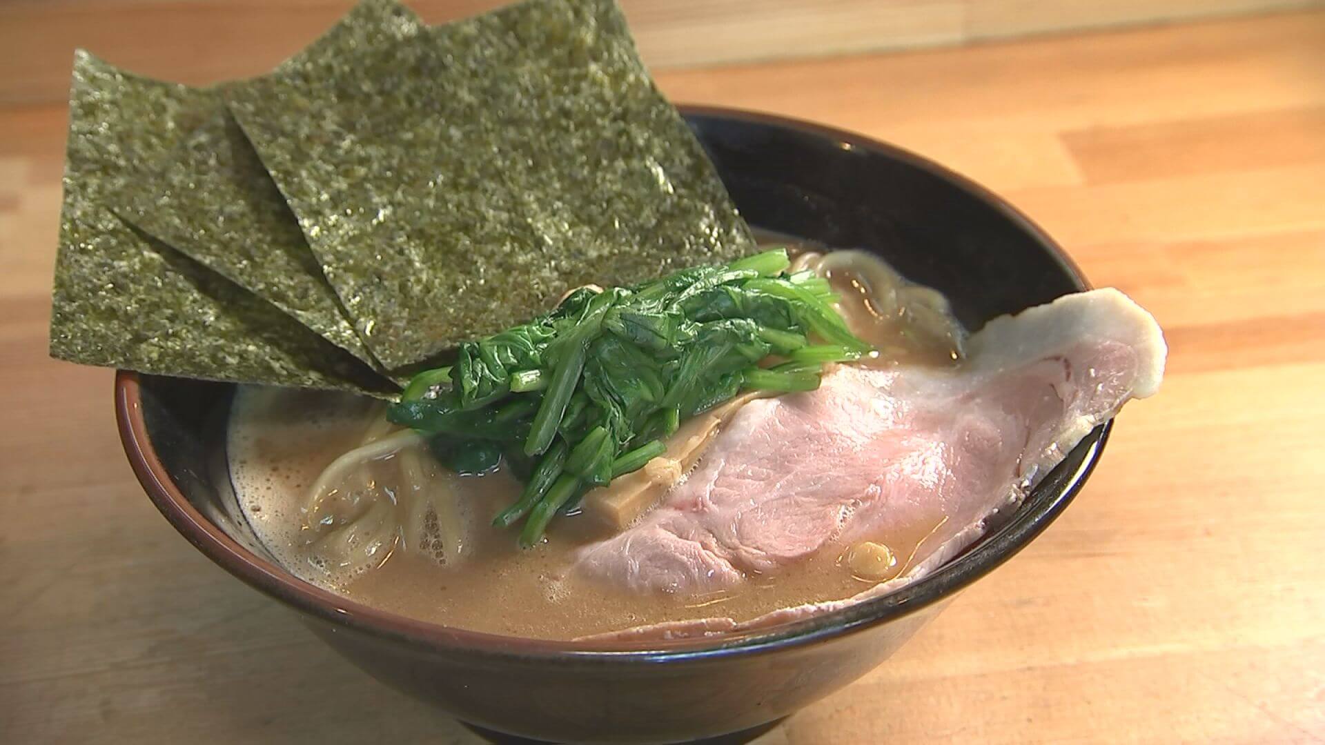 ラーメンを一目みて　うわっ、キレイとはっしー　水を一切使わず長時間かけてつくられたトロトロ感のすごいスープですが、はっしーが言うには全くくどさがなく飲みやすいのだそう