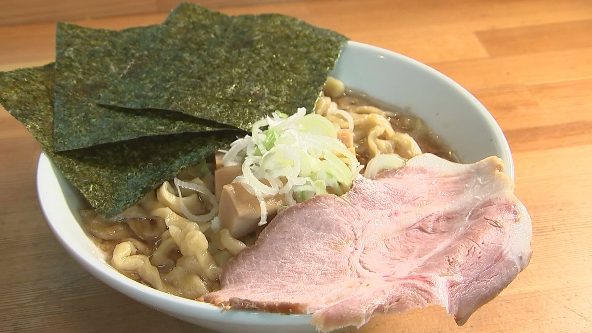 千田アナ注文のラーメンは、はっしーのラーメンの麺とは違う平打ち、ちぢれ麺。スープがよくからまり味が脳みそに直撃するらしい