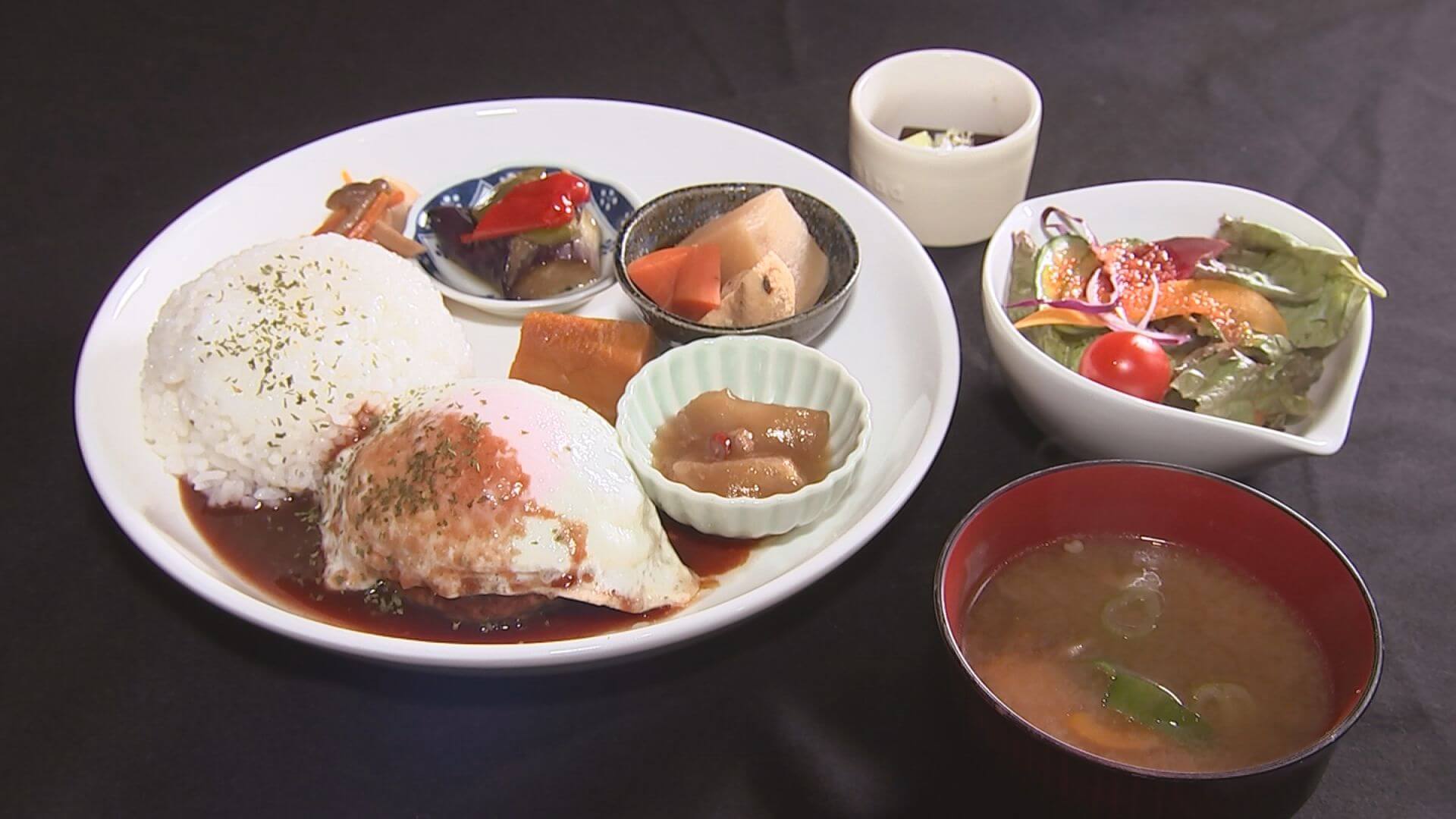 原嘉孝さん初食リポは自家栽培や地元で取れた野菜をふんだんに使った洋食をメインに提供しているお店。野菜の付け合わせの多さに驚き、一番最初に食べたのが…大根？なんだコレとお店の方に確認するとユウガオとの返事「おかあさん僕、実家でユウガオ習ってないよ」といいつつ「おいしい💖」と肉派の原さん感激