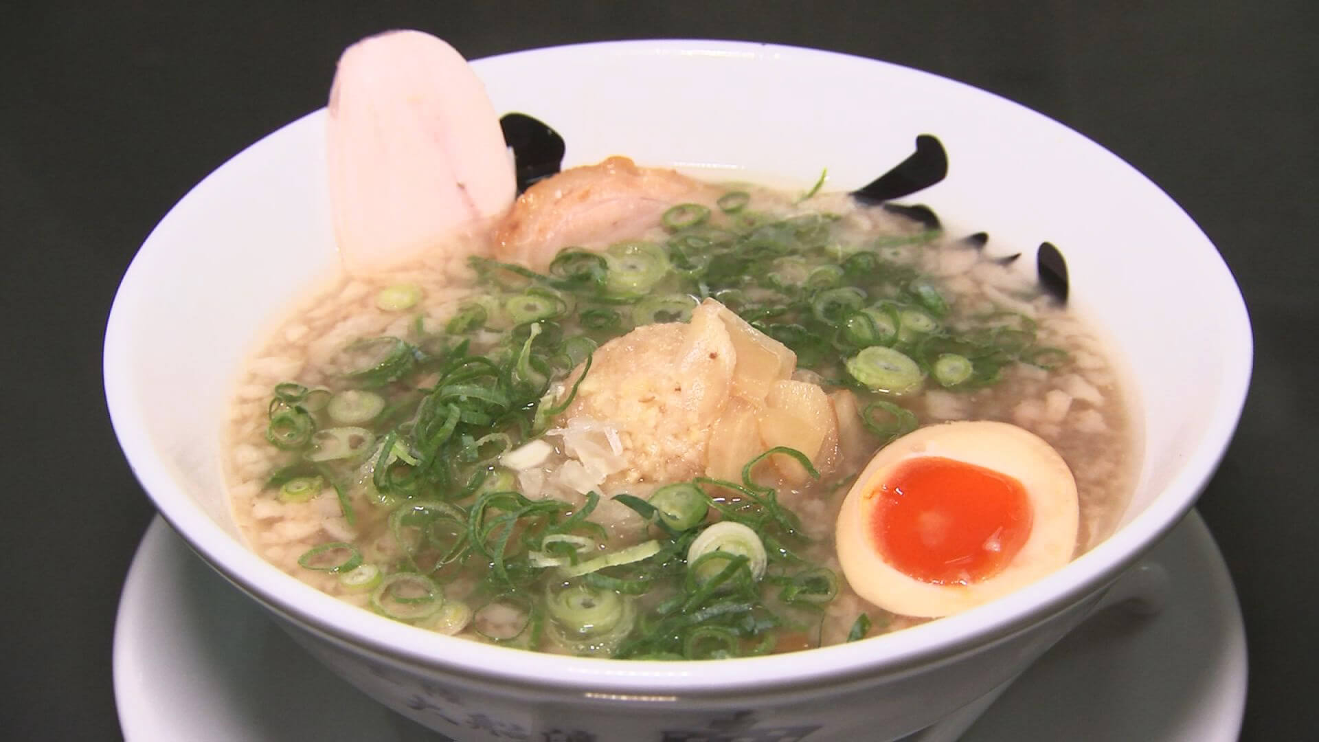 三陸ジンジャーと岩手県産の小麦粉を100%使用した自家製麺にチャーシュー2種類と南部鶏の煮卵 彦摩呂さん大満足のラーメン これをいただく時は「二礼・二拍手・一礼」と彦摩呂さん なんてったって三陸ジンジャー(神社)だから