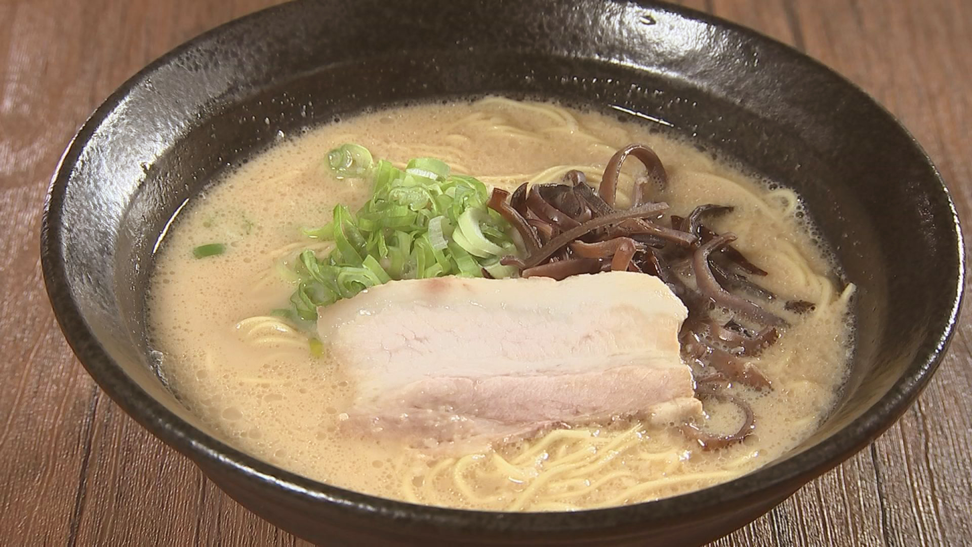 彦摩呂さんのモットー 人間はやわらかく麵は硬くにちなみ かたゆでをオーダー ものすごいまろやかなスープと細麺の相性抜群!