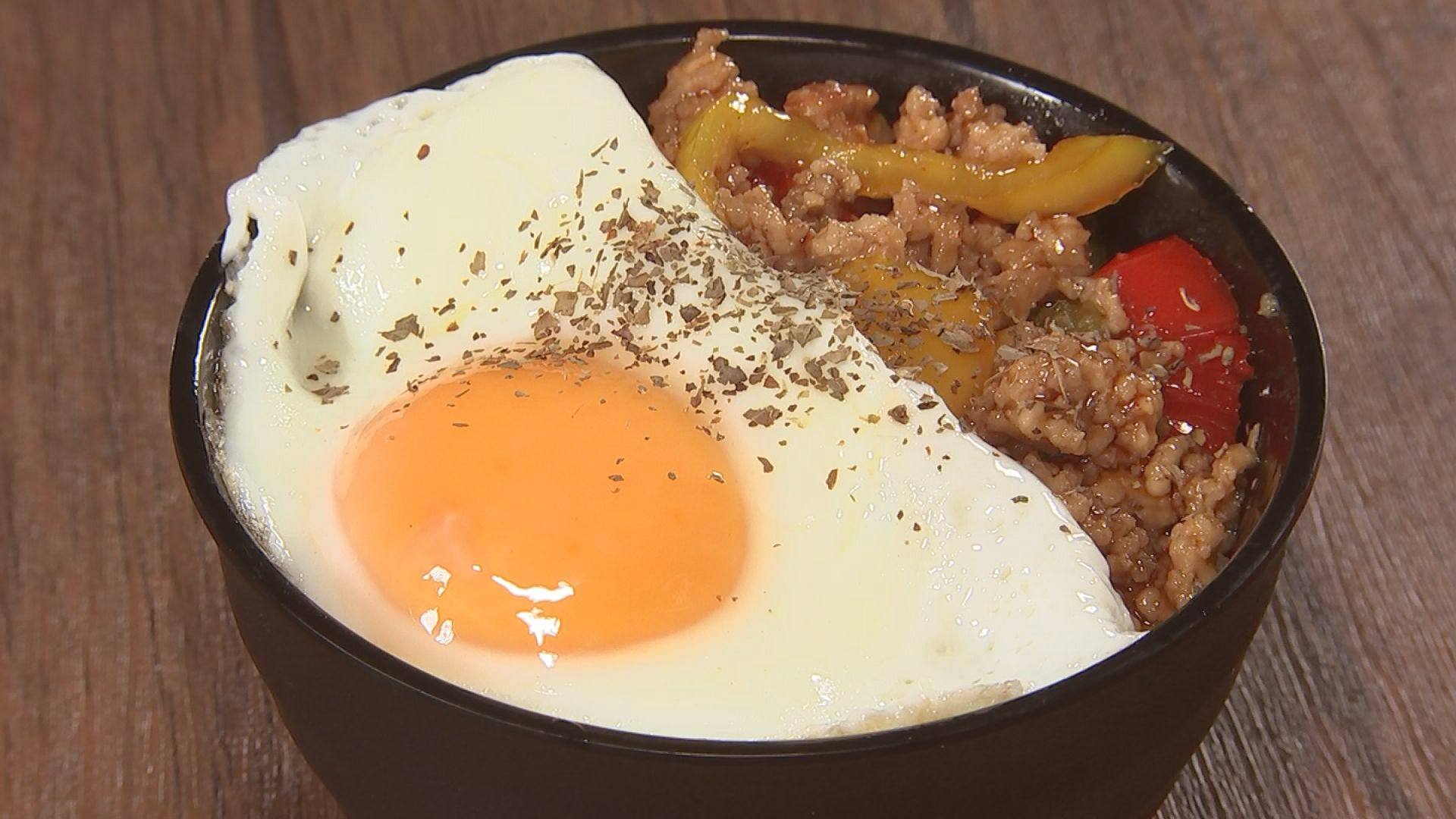 半熟の目玉焼きと甘辛い豚そぼろをよく混ぜ一口 スパイスの香りがアジア~ン タイへのチケット代が浮いたと彦摩呂さん