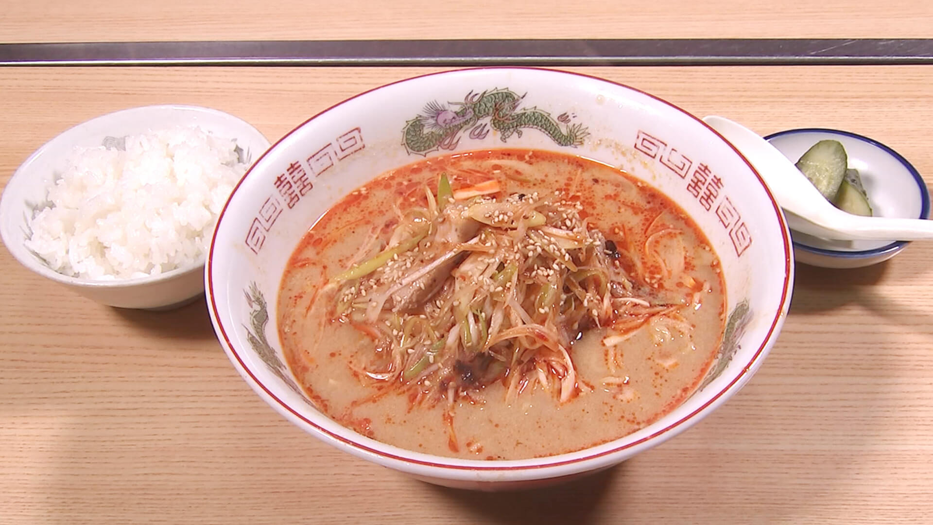 千田アナ実食　ネギそばゴマ味　見た目が担々麺のようですがチャーシューが入っているそう　ゴマが辛味を上手に包んでくれているらしいです